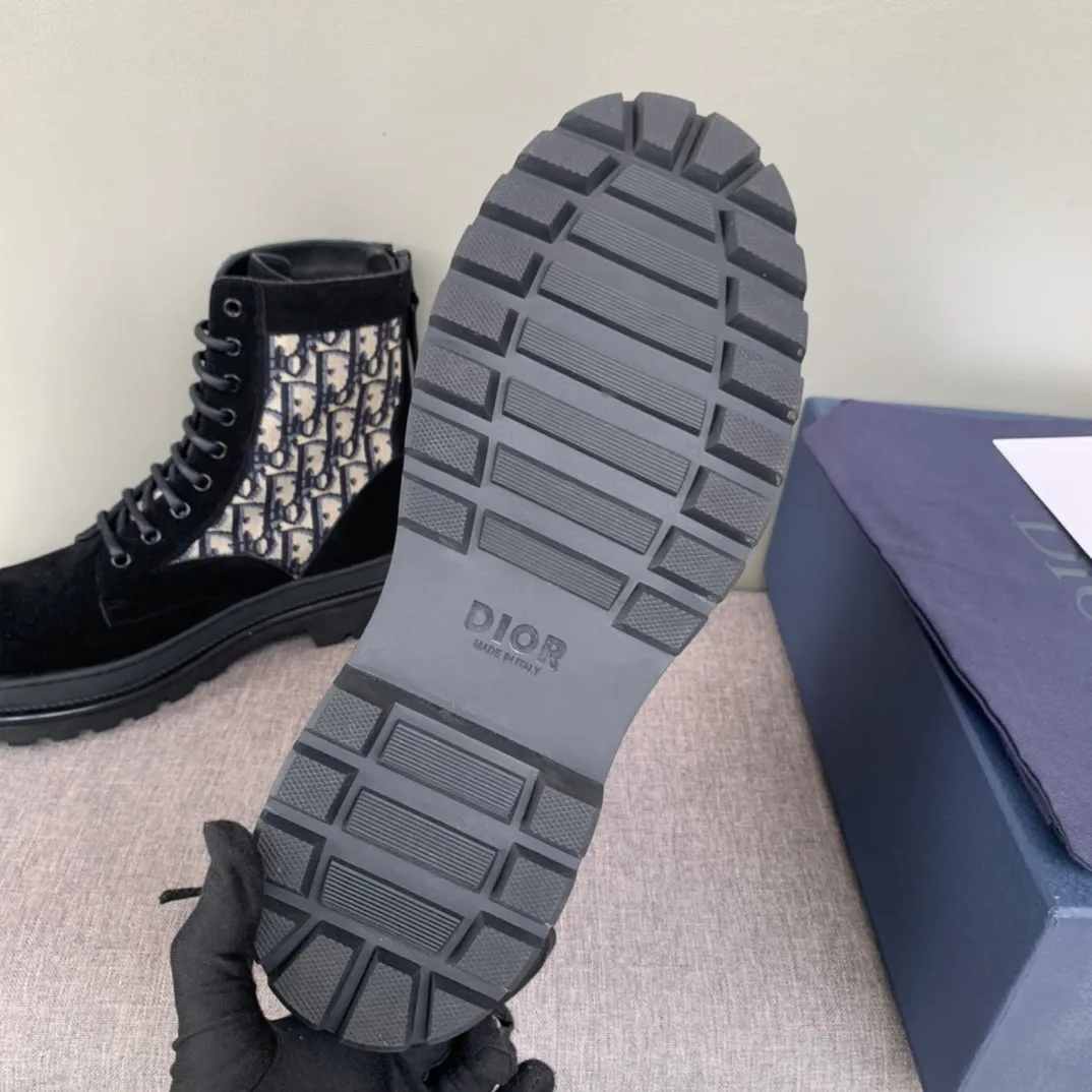 [DIOR] Top P: 920💰 Number of yards: 39~44 (38.45 custom-made, non-refundable) Dior Dior~ Winter series, original 1:1 development Casual men's leather shoes Made with heavy investment, shoes and boots are made of imported cowhide + imported Dior special fabric Not easily deformed black cowhide lining Dior large hardware inlay Original TPU vacuum outsole, black cowhide Black open edge beads Military green suede Black suede Khaki suede leather is crafted by a large factory, and the perfect product is only prepared for you who know your taste! Any comparisons are welcome.